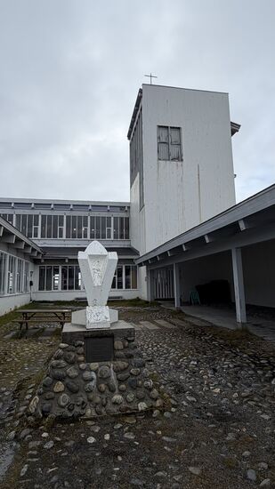Der hässliche Innenhof der hässlichen Kirche-