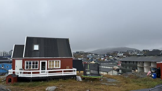Der schöne Teil von Nuuk--ein nettes Haus mit der passenden Hütte für den Bello