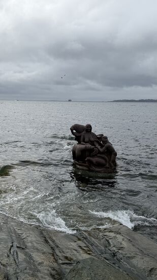 Die Skulptur "Mutter des Jahres" im Wasser. Je nach Wasserstand verschwindet sie auch mal im Wasser