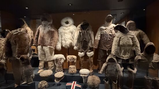 Traditionelle grönländische Inuit Kleidung aus Pelz und Leder