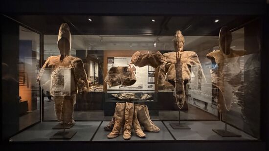 Diese Kleidung stammt aus den berühmten Mumien- Gräbern von Qilakitsoq