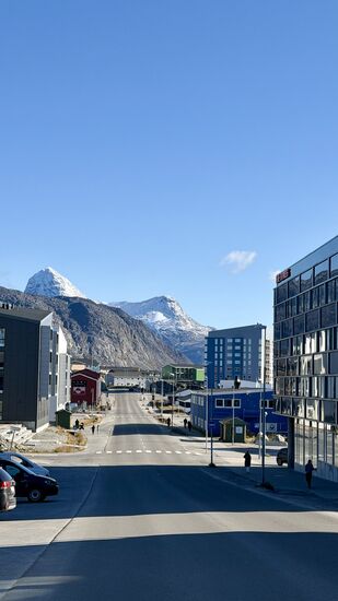 Wir kommen im "Hotel Hans Egede" im Zentrum unter und machen uns auf den Rest des Ortes zu erkunden