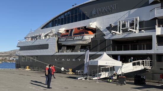 Auch Grönland bleibt  nicht von Kreuzfahrtschiffen verschont--hier liegt ein großes Luxus-Expeditionsschiff der französischen Reederei "Ponant"