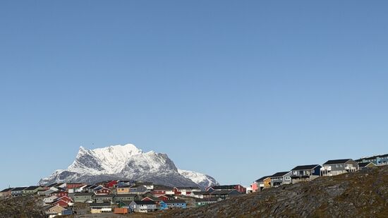 Der markante, schneebedeckte Berg "Sermitsiaq"