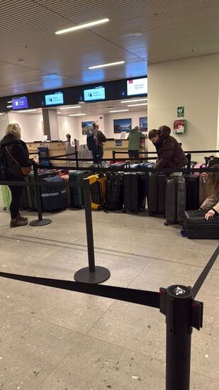 Wieder mal lange Diskussionen am Schalter mit dem Personal von Air Greenland
Die Dame sagt wieder das unsere beiden Rückflüge noch im System sind.
Aber das waren die anderen ja auch und trotzdem nicht für uns verfügbar.
Die Situation, dass erst wieder Flüge im Oktober verfügbar seien, ist ihr bekannt.