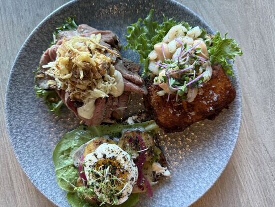 Auf Empfehlung einer jungen Frau gehen wir zum lunch ins "Hotel Hvide Falk" 
wir bestellen drei verschieden belegte dänische Smørrebrød -
köstlich!!