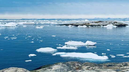Weiße Eisschollen, die ruhig im arktischen Meer treiben....