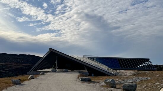 Das Ilulissat Eisfjord-Center--ein modernes Besucherzentrum mit begehbaren Dach
Die Form des Gebäudes erinnert an den Flug oder Landung einer Schneeeule