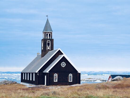 Die historische Zionkirche am Rande der Diskobucht. Sie gehört zu den ältesten und bekanntesten sakralen Bauwerken Grönlands