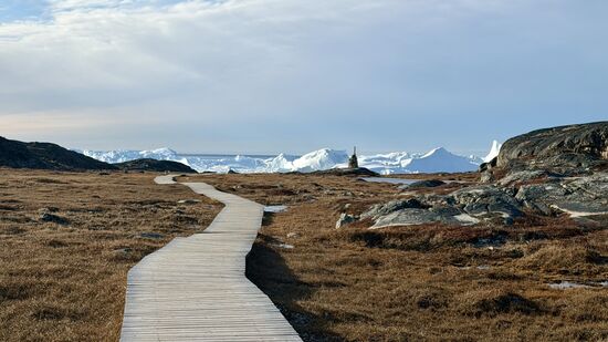 Von hier läuft man über Stege  die ca 2km zum magischen Eisfjord