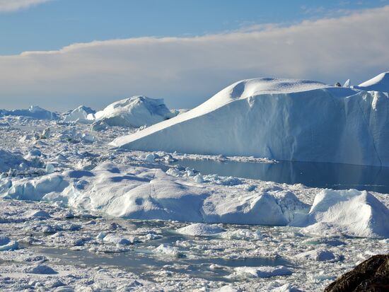 Die massiven Eisberge brechen vom extrem produktiven Gletscher "Sermeq Kujalleq" ab und stauen sich hier am Ausgang des Fjords
