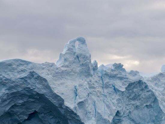Auch solche Bögen oder "Löcher" entstehen durch das ausspülen von Wellen.
Eisberge verändern beim Schmelzen ihr Gleichgewicht. Wenn ein Eisberg im Wasser kollabiert oder umkippt, können Tunnel und Bögen, die an der Wasseroberfläche entstanden sind,  plötzlich hoch in der Luft aufragen, wie hier