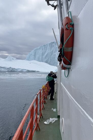 Das Mädel angelt ein paar Eisklumpen aus dem Meer...