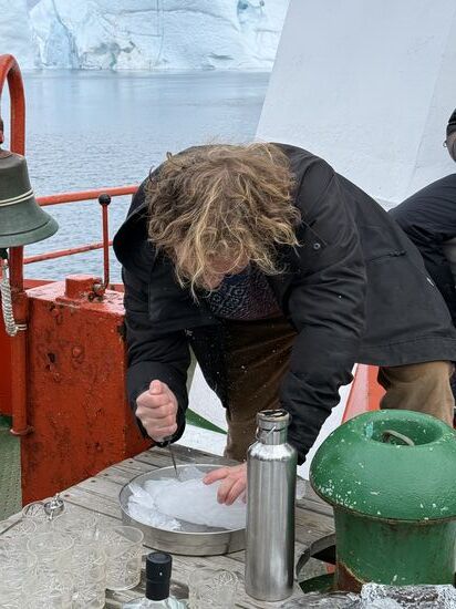 Unser junger Guide Ansgar zerschlägt das Eis in kleine Stücke