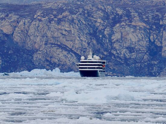 Ein kleines Kreuzfahrtschiff muss viel weiter vorher stoppen