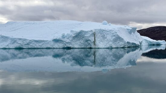 Dieser Eisberg ist nicht von diesem Gletscher, sondern von dem Ilulissat Iceford Gletscher - und der ist ca. 65 km entfernt.