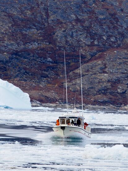 Ein etwas größeres Boot fährt näher heran und wir nutzen die Fahrtrinne und nähern uns noch einen Kilometer mehr an den Gletscher