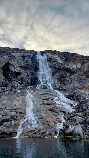 Ein kurzer Stop an einem Wasserfall..
