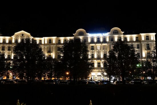 Das Grandhotel Pupp--unsere Bleibe für 3 Nächte
Das Hotel wurde nach dem 2.Weltkrieg von der Familie Pupp enteignet und verstaatlicht. Es hieß sogar einige Jahre "Hotel Moskau"
Seit 1989 heißt es wieder Grandhotel Pupp