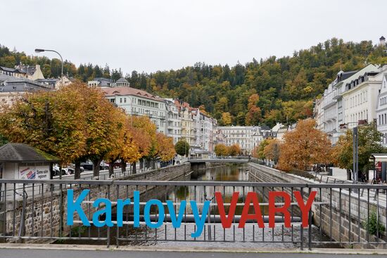 Der 65 km lange Fluss "Tepla" fließt durch das Stadtzentrum, mündet in die Eger und entspringt in den Bergen bei Marienbad