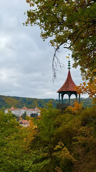 Wir sind hinauf in die Wälder gewandert--bis zu diesem Aussichtspavillon