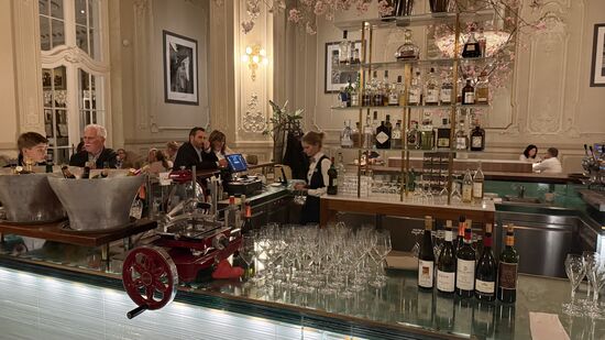 Eine der vielen Bars im Hotel