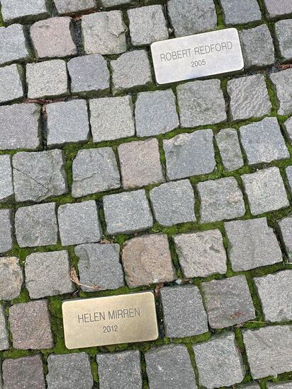 Vor dem Hotel sind einige berühmte Gäste verewigt..