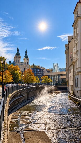 Die Sonne scheint, so können wir in der Fußgängerzone noch draußen sitzen bei Bier und kleinem Imbiss und netter Gesellschaft