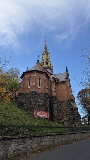 Heute besuchen wir die St.Lukas-Kirche , in der sich ein Wachsfigurenkabinett befindet