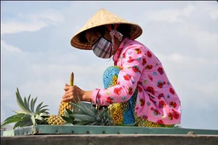 Kleinere Boote "entern" uns. Sie hängen sich an unser Boot dran, solange bis sie mit dem Verkaufen an uns fertig sind.
So wie dieses Boot, hier kauften wir alle süße Ananas.