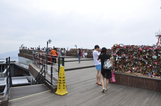Millionen von den kleinen Anhängern am Tower