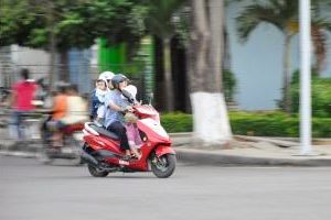..hier fahren gleich 2 Babies auf dem Moto mit..