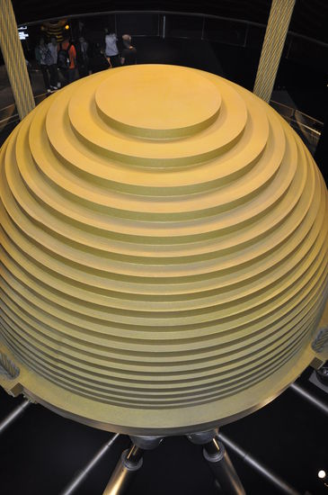 Die Kugel, die bei Erdbeben die Schwingungen ausgleicht