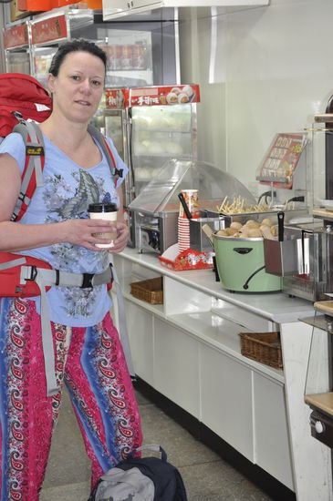 Noch schnell einen Cofe to go...
In jedem Supermarkt gibt es auch kleine Kochstationen mit Würstchen und komischen braunen Eiern