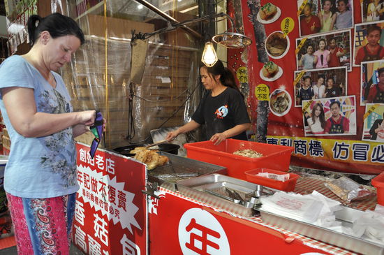 Teigfladen gefüllt mit Pilzen und Kohl, zu Kugeln geformt und frittiert