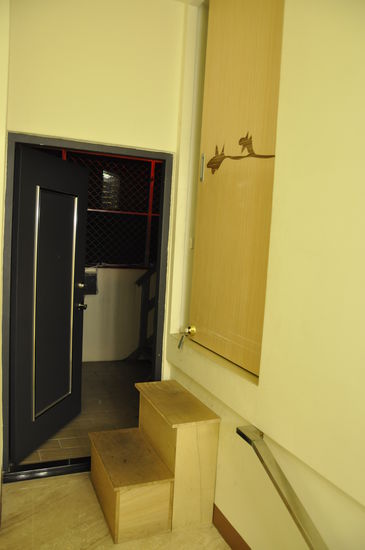 Eingang zu unserem Zimmer. Die schwarze Tür geradeaus geht aufs Dach