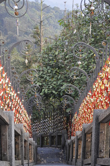 Die vielen Anhänger die von den Besuchern mit Inschriften hinterlassen werden