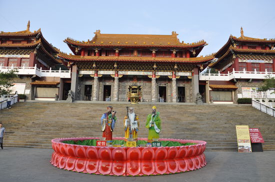 Vor dem Wenwu Tempel
