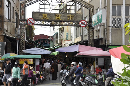 Unterwegs finden wir noch einen Markt, an dem können wir nicht vorbeigehen...