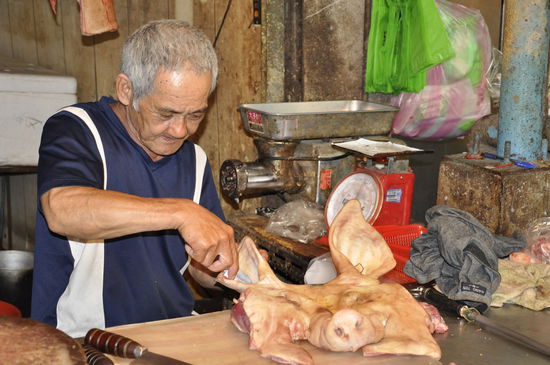 Wir dürfen alle und alles fotografieren...hier wird ein Schweinekopf rasiert...