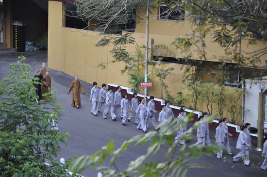 Die Mönche gehen zum Gebet