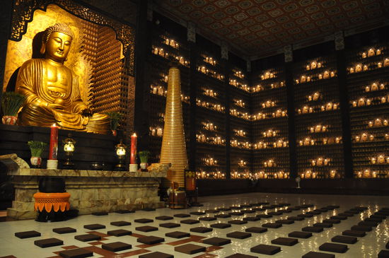 Im Main-Shrine--hier findet morgen ganz früh die Morgenandacht statt