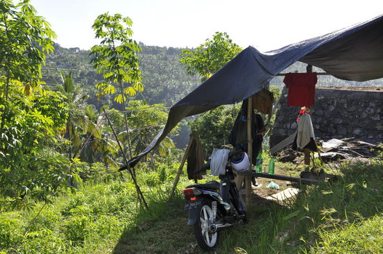 ..hier wird ein Warung gebaut..