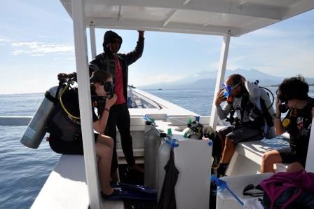 Mit Rückwärtsrolle gehts ins Wasser