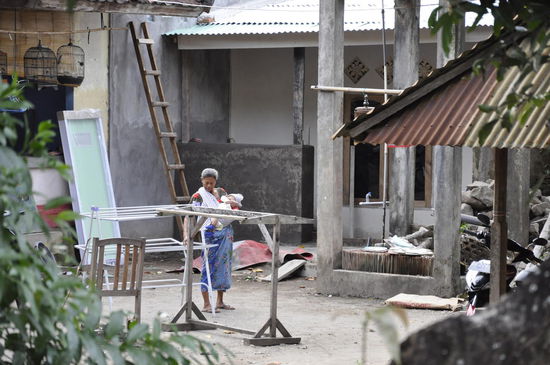 Die Oma füttert das Baby mit der Flasche