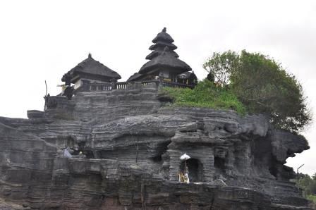 Aber auf dem Tempel ist kein Mensch, da er gesperrt ist.
So wie ich verstanden habe, wegen der Feiern