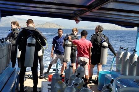 Manchmal müssen die Taucher festgehalten werden, damit sie nicht schon vorher vom Boot fallen