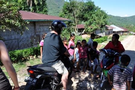 Jetzt kommt Ferry mit seinem Moped dazu und will uns den Weg zum Wasserfall zeigen.
Es geht nur zu Fuß durch den Dschungel