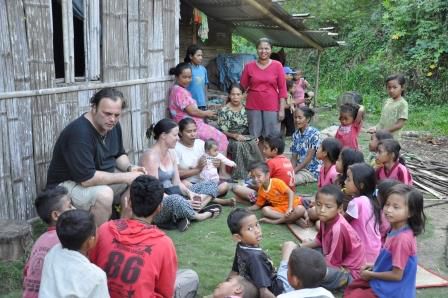 Dann werden wir auch noch zu indonesischem Kaffee eingeladen.
Die Frauen haben alle knallrote Münder und Zähne, wir dachten erst das ist Blut. Aber das kommt von so einer Art Kautabak, was sie ständig kauen.