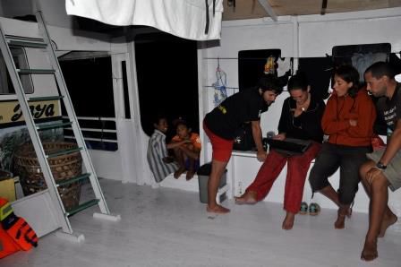 Die Jungs "entern" unser Boot